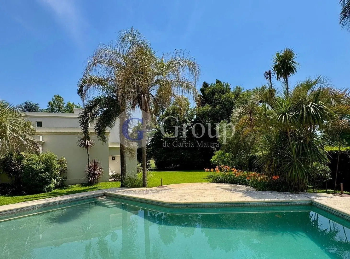 Exclusiva casa sobre lote central al golf con pileta y 5 suites en Highland Park 3