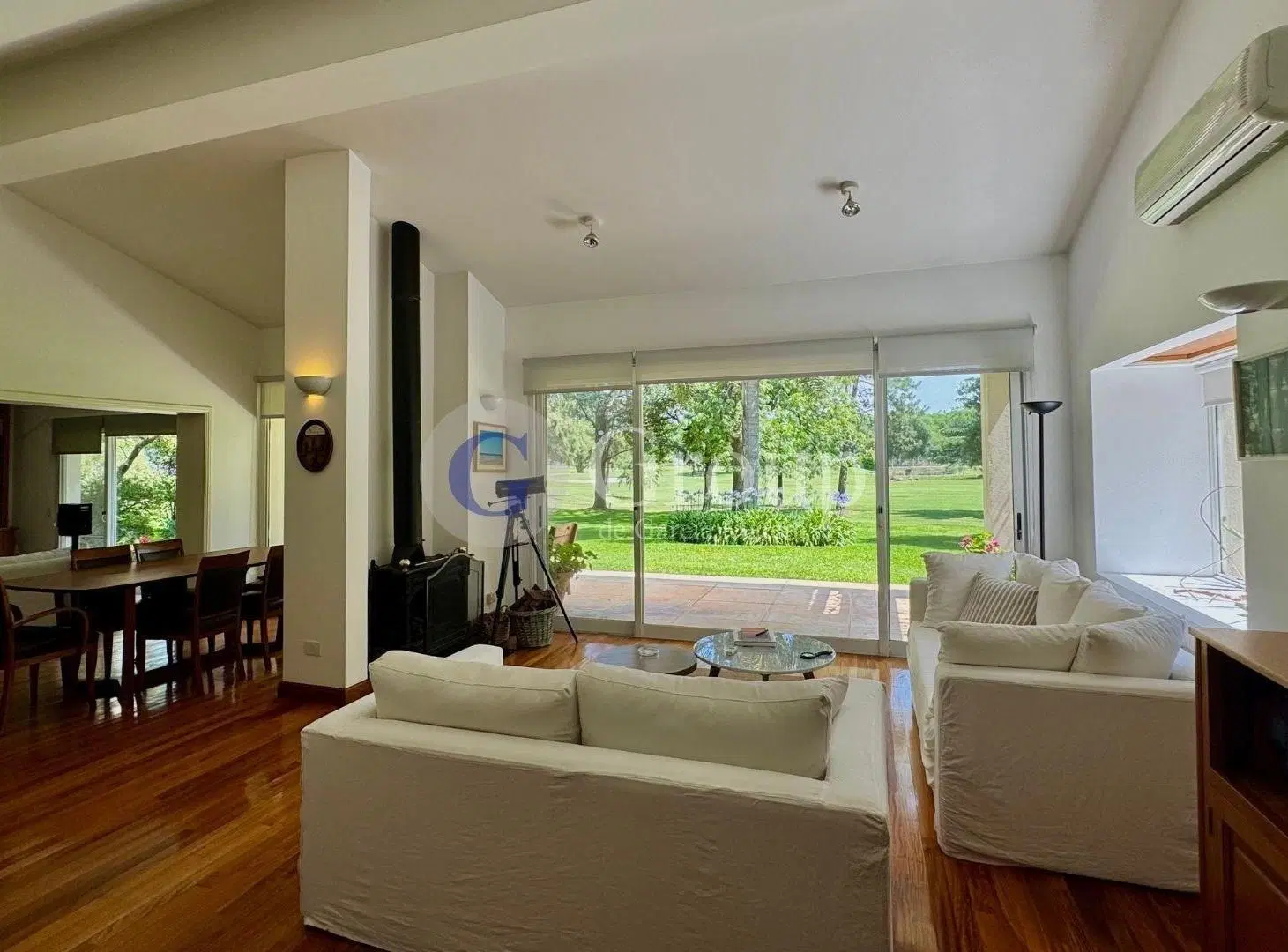 Exclusiva casa sobre lote central al golf con pileta y 5 suites en Highland Park 2