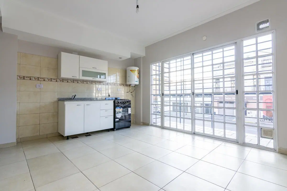 Av. Rivadavia 10600 Departamento1 Ambiente y 1/2 Balcón y patio Alquiler 2