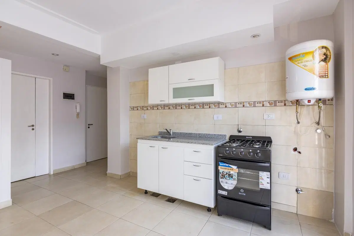 Av. Rivadavia 10600 Departamento1 Ambiente y 1/2 Balcón y patio Alquiler 5
