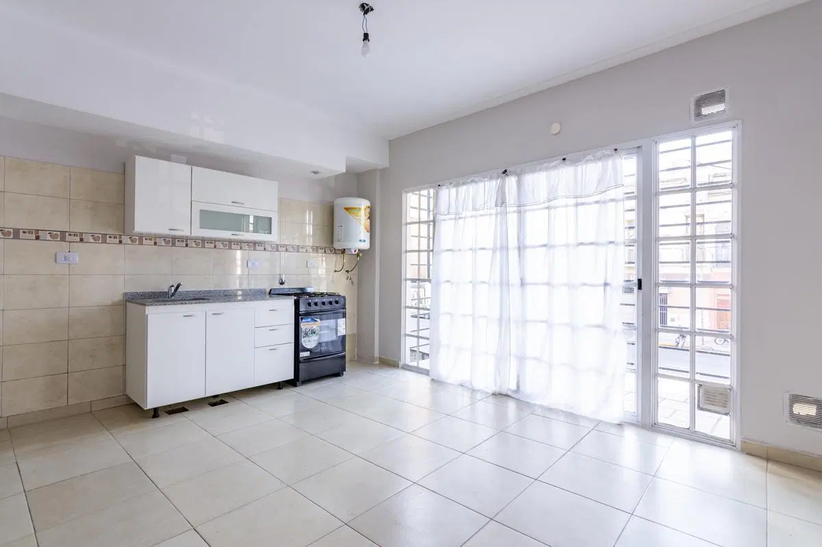 Av. Rivadavia 10600 Departamento1 Ambiente y 1/2 Balcón y patio Alquiler 3