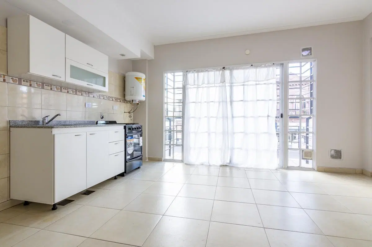 Av. Rivadavia 10600 Departamento1 Ambiente y 1/2 Balcón y patio Alquiler 4
