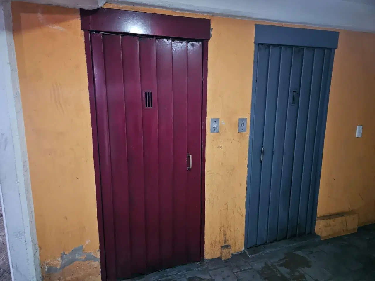 Cochera en Castelli y Perón Fija y Cubierta Venta 5