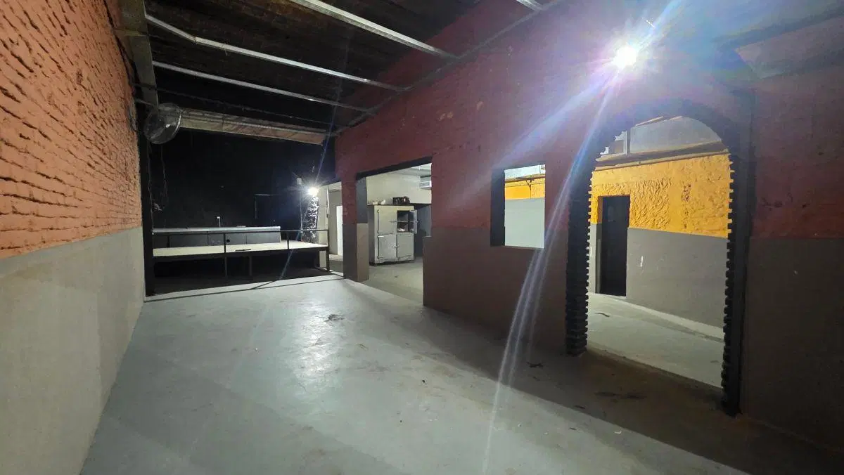 Excelente local comercial en Av La Plata y Pedro Goyena, apto todo rubro 5