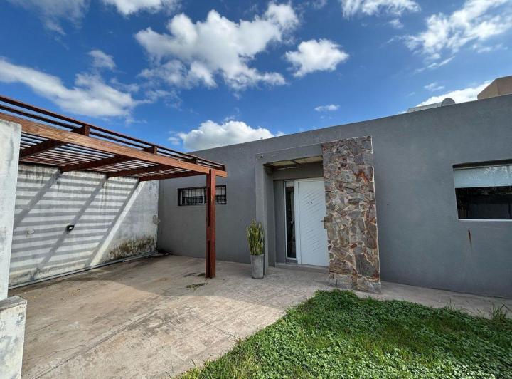 VENTA CASA CON JARDIN Y PILETA RICARDONE 4