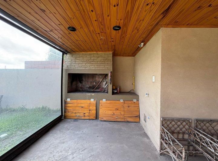 VENTA CASA CON JARDIN Y PILETA RICARDONE 3