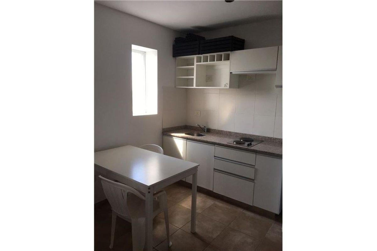 Monoambiente en alquiler al frente con balcón