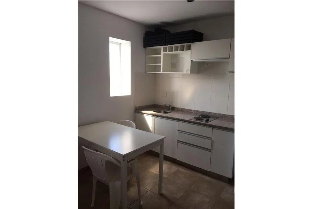 Monoambiente en alquiler al frente con balcón 3