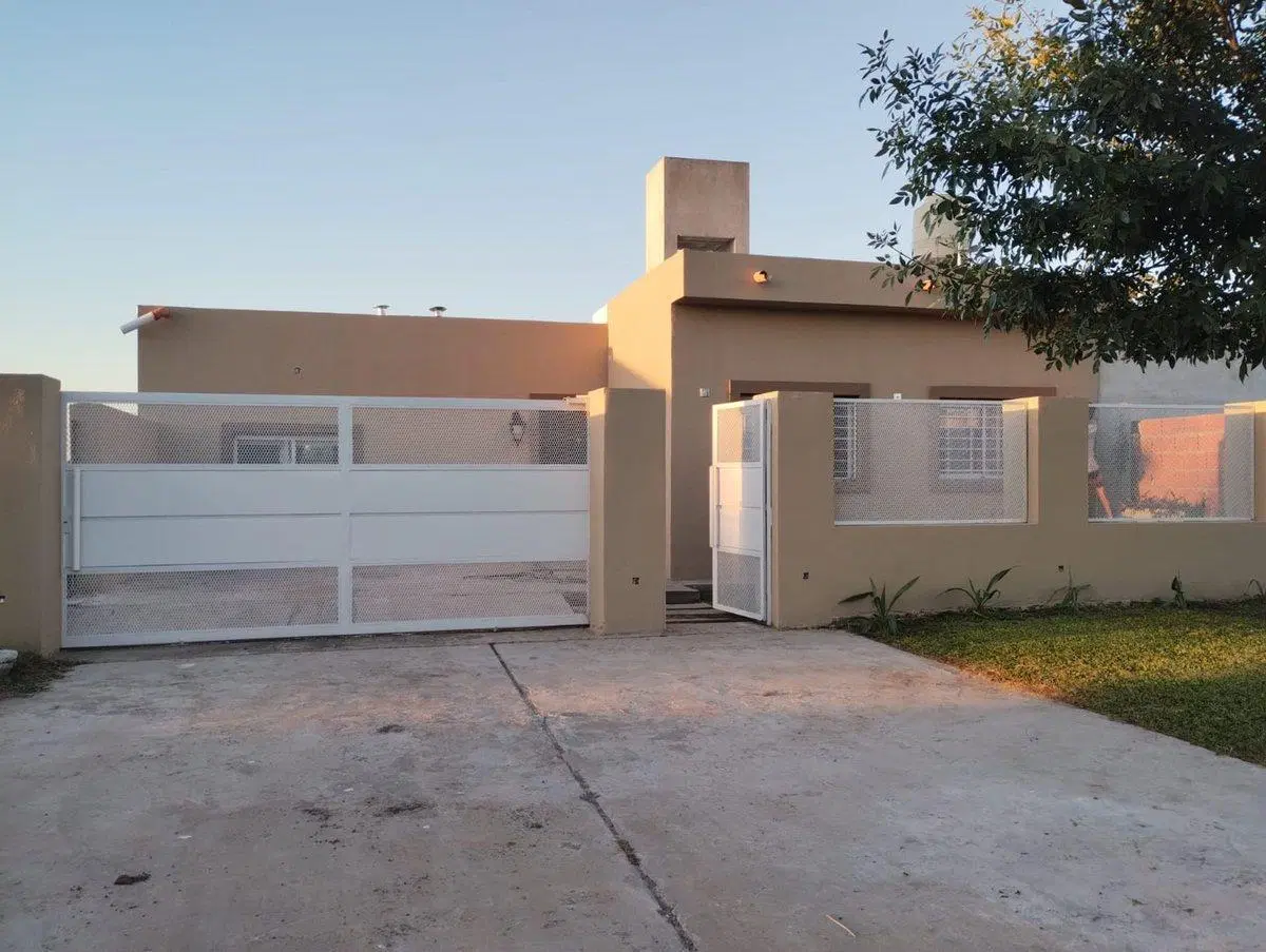VENTA CASA TRES DORMITORIOS PILETA EN LA CAROLINA 5