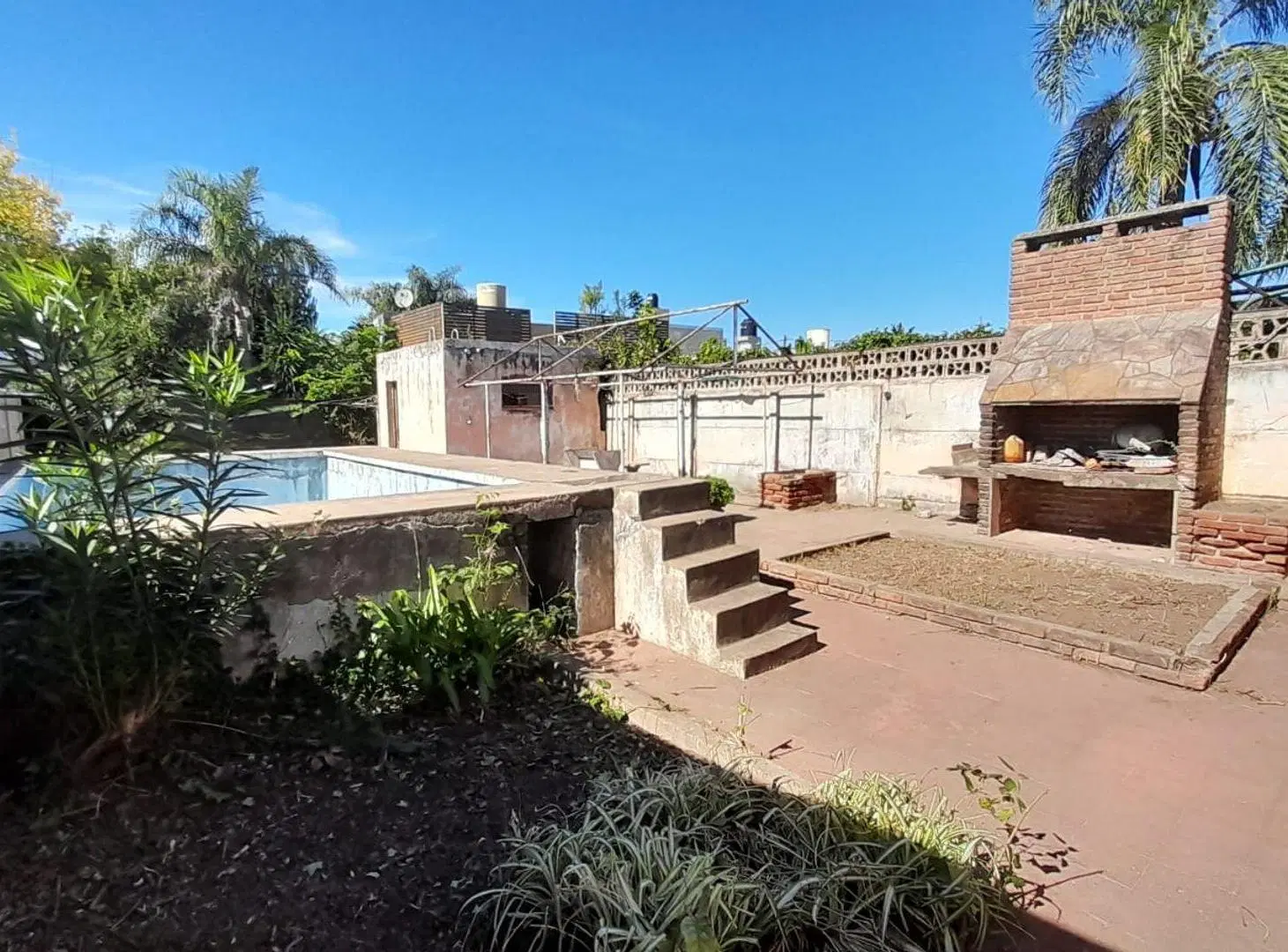 VENTA  CASA AL FRENTE  CON JARDIN EN SAN LORENZO 3