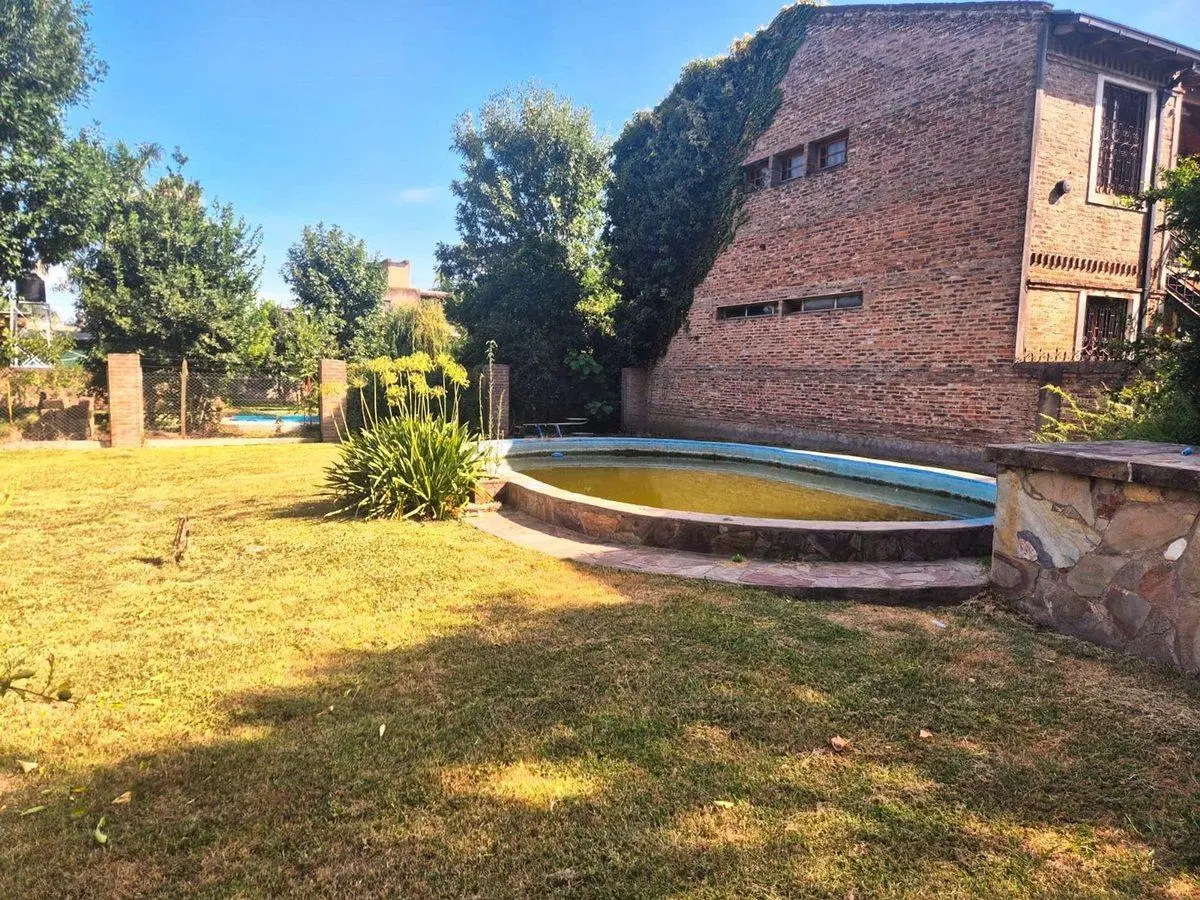 CASA 3 DORMITORIOS, PARQUE Y PILETA. RICARDONE 5