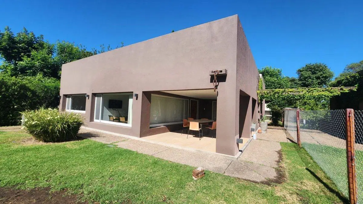 VENTA CASA DOS DORMITORIOS, PARQUE PILETA. FUNES 3