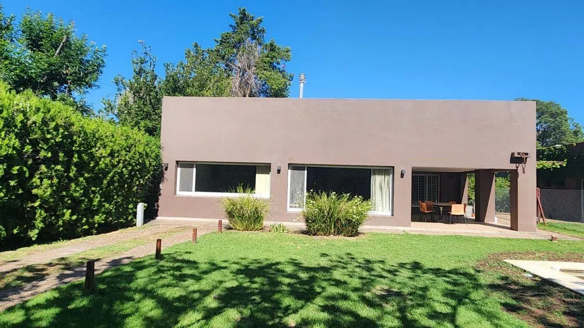 VENTA CASA DOS DORMITORIOS, PARQUE PILETA. FUNES 5