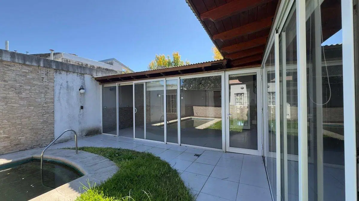 CASA EN VENTA 3 DORMITORIOS Y PILETA BAIGORRIA 4