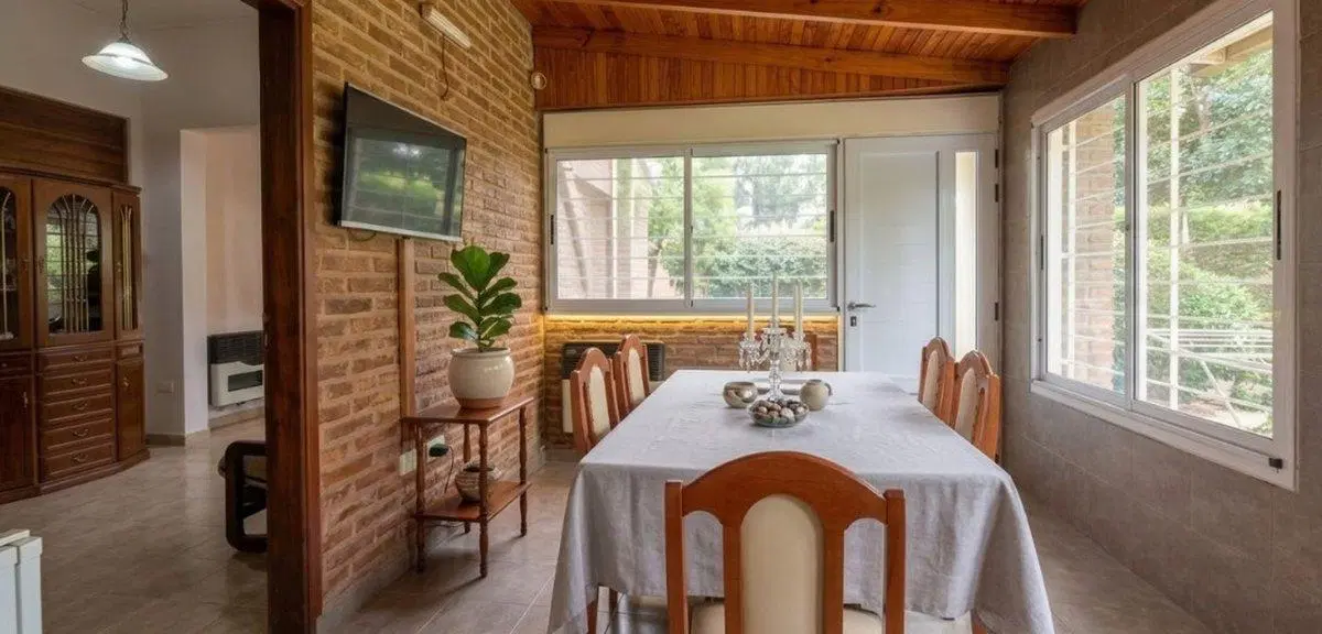 Casa en venta con jardin, pileta y cochera 2