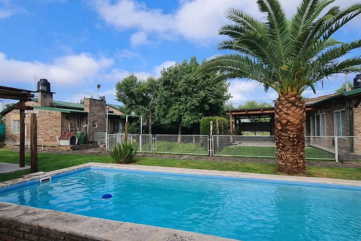 Casa en venta con jardin, pileta y cochera 5