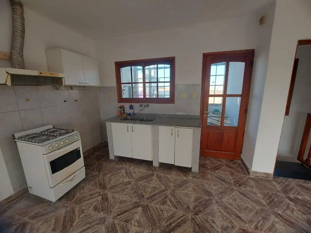 CASA EN VENTA 2 DORMITORIOS  COCHERA BARRIO MATHEU 4