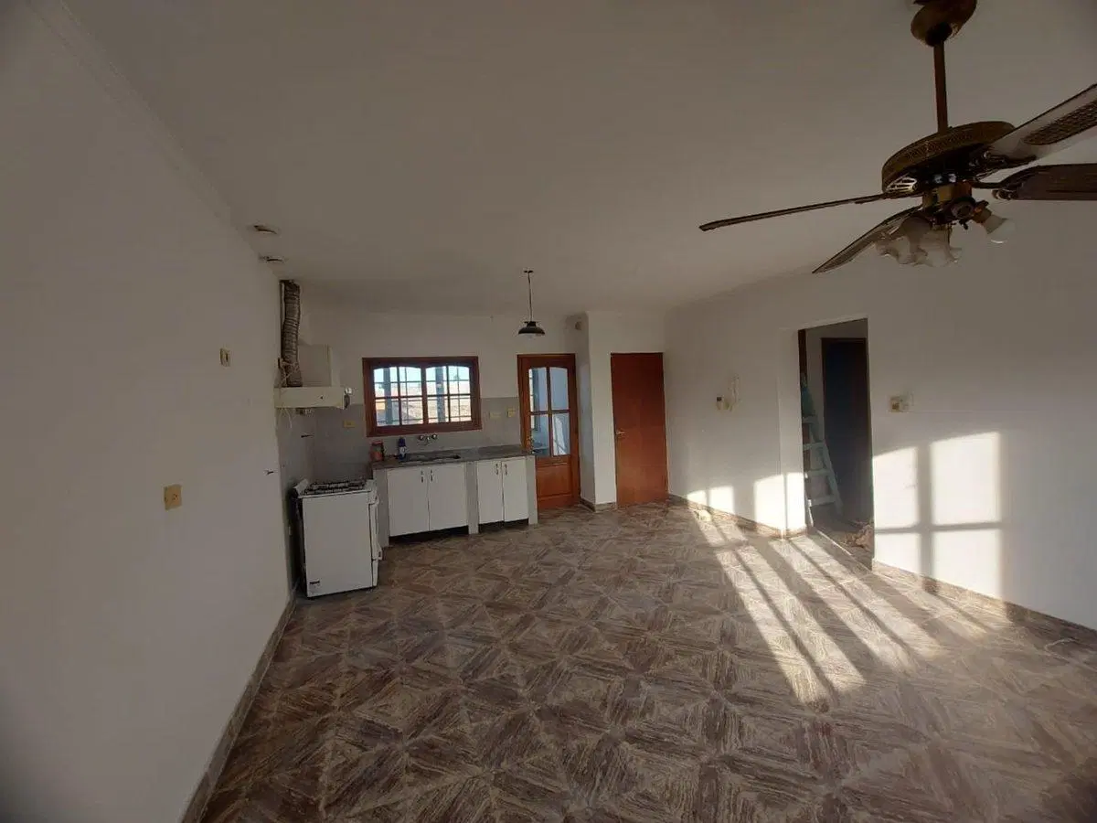 CASA EN VENTA 2 DORMITORIOS  COCHERA BARRIO MATHEU 3