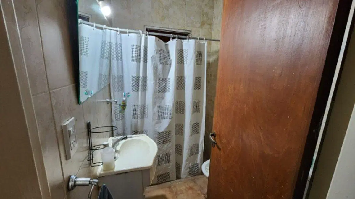 Casa 2 dormitorios, cochera,fondo parquizado Perez 4