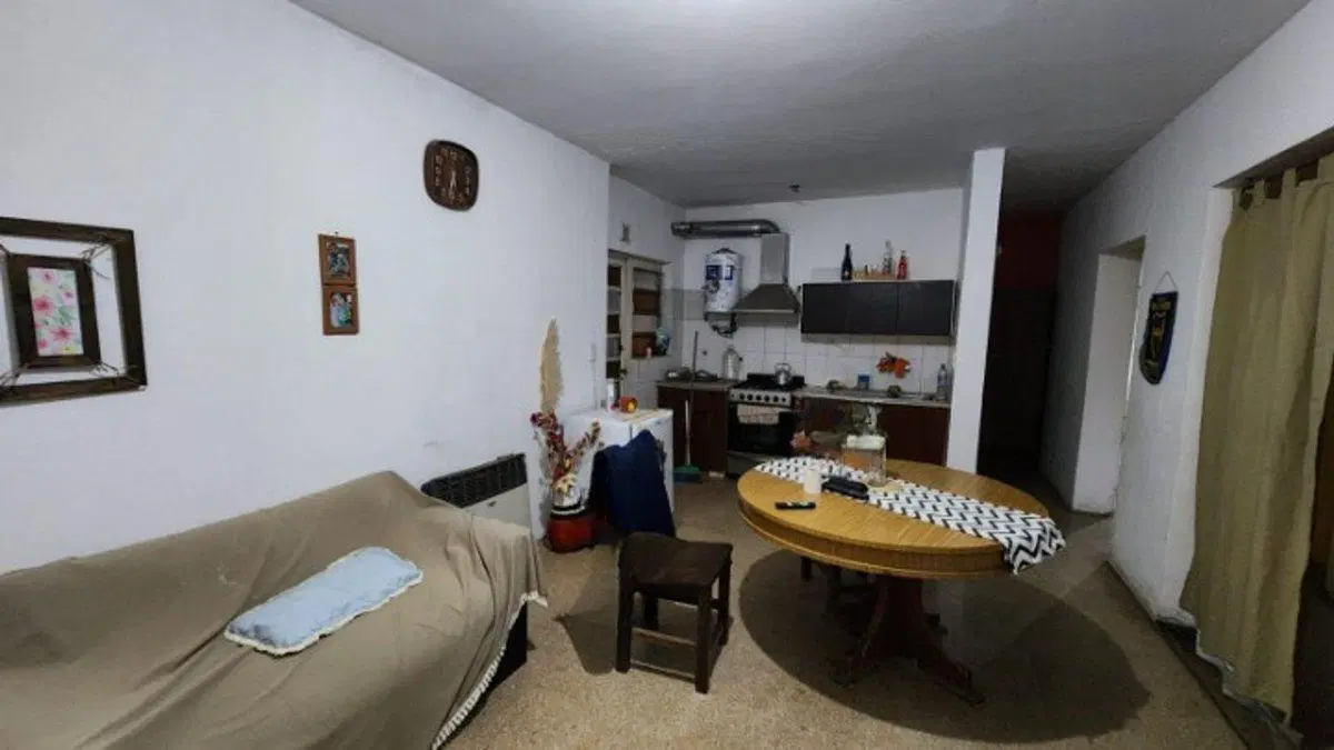 Casa 2 dormitorios, cochera,fondo parquizado Perez 5