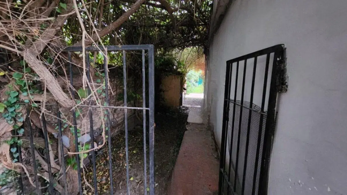 Casa 2 dormitorios, cochera,fondo parquizado Perez 3