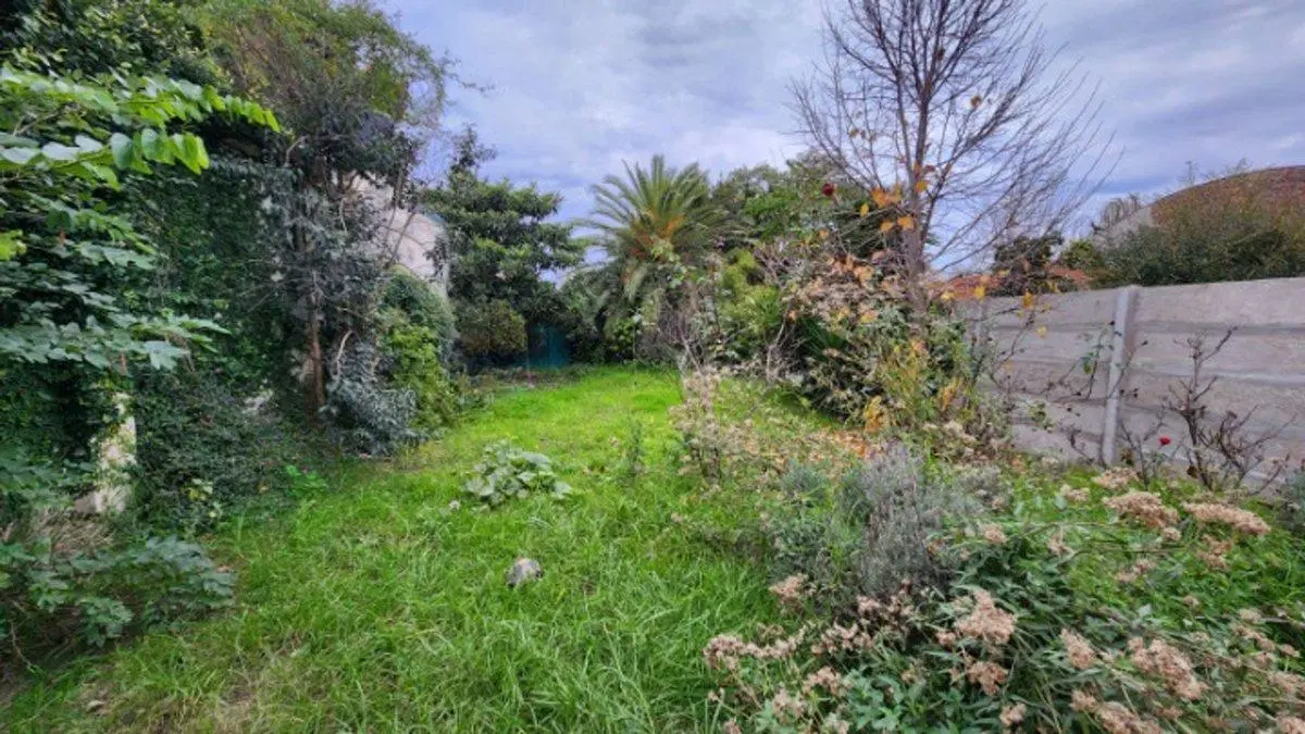 Casa 2 dormitorios, cochera,fondo parquizado Perez 2