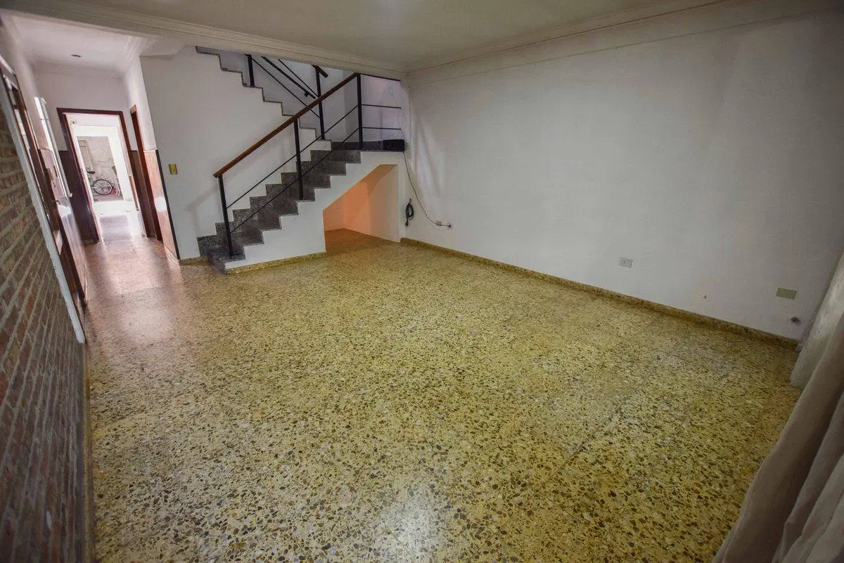 VENTA CASA TRES DORMITORIOS - COCHERA - ECHESORTU 2