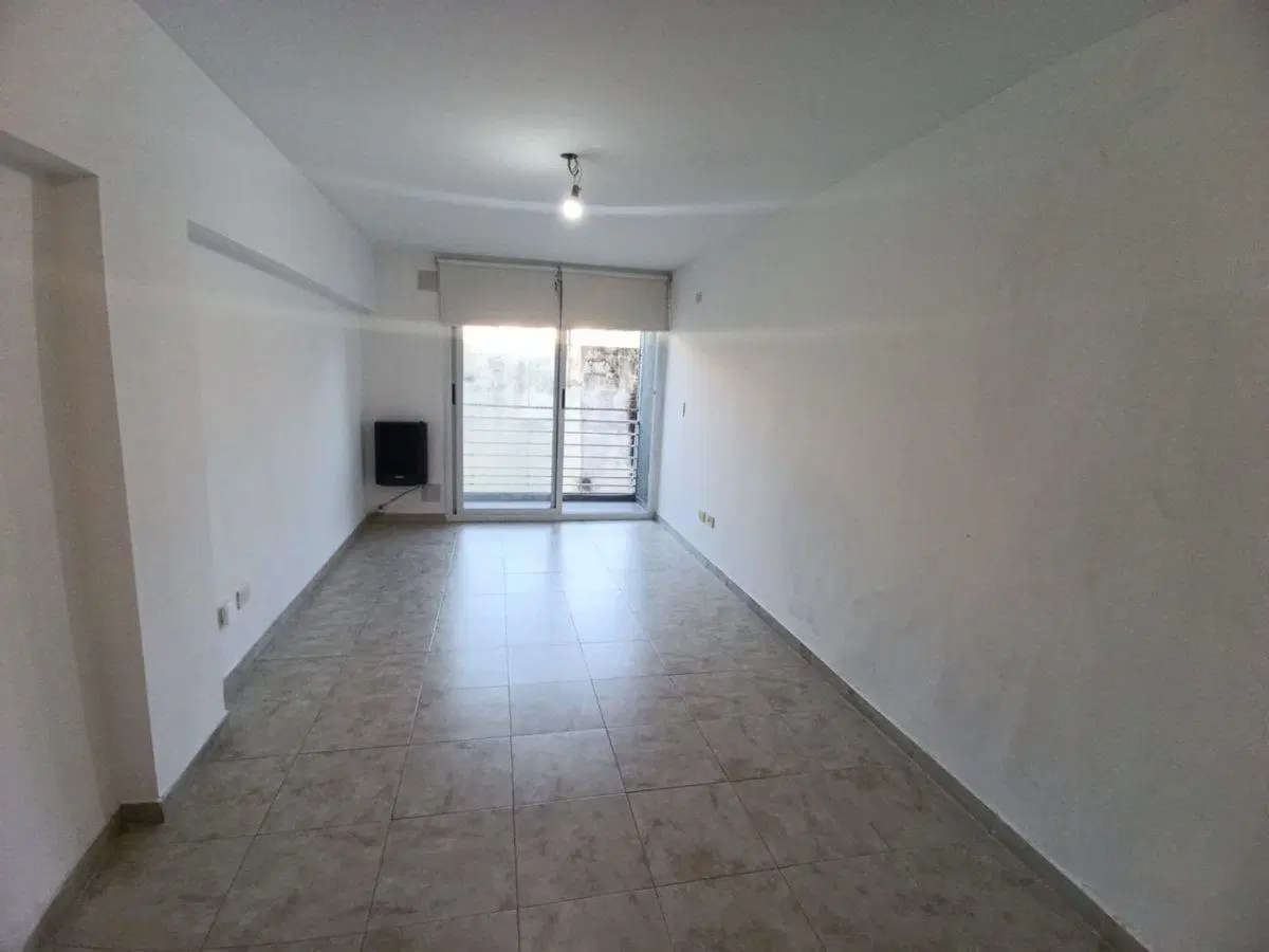 VENTA MONOAMBIENTE 1er PISO POR ESCALERA  BALCÓN 4
