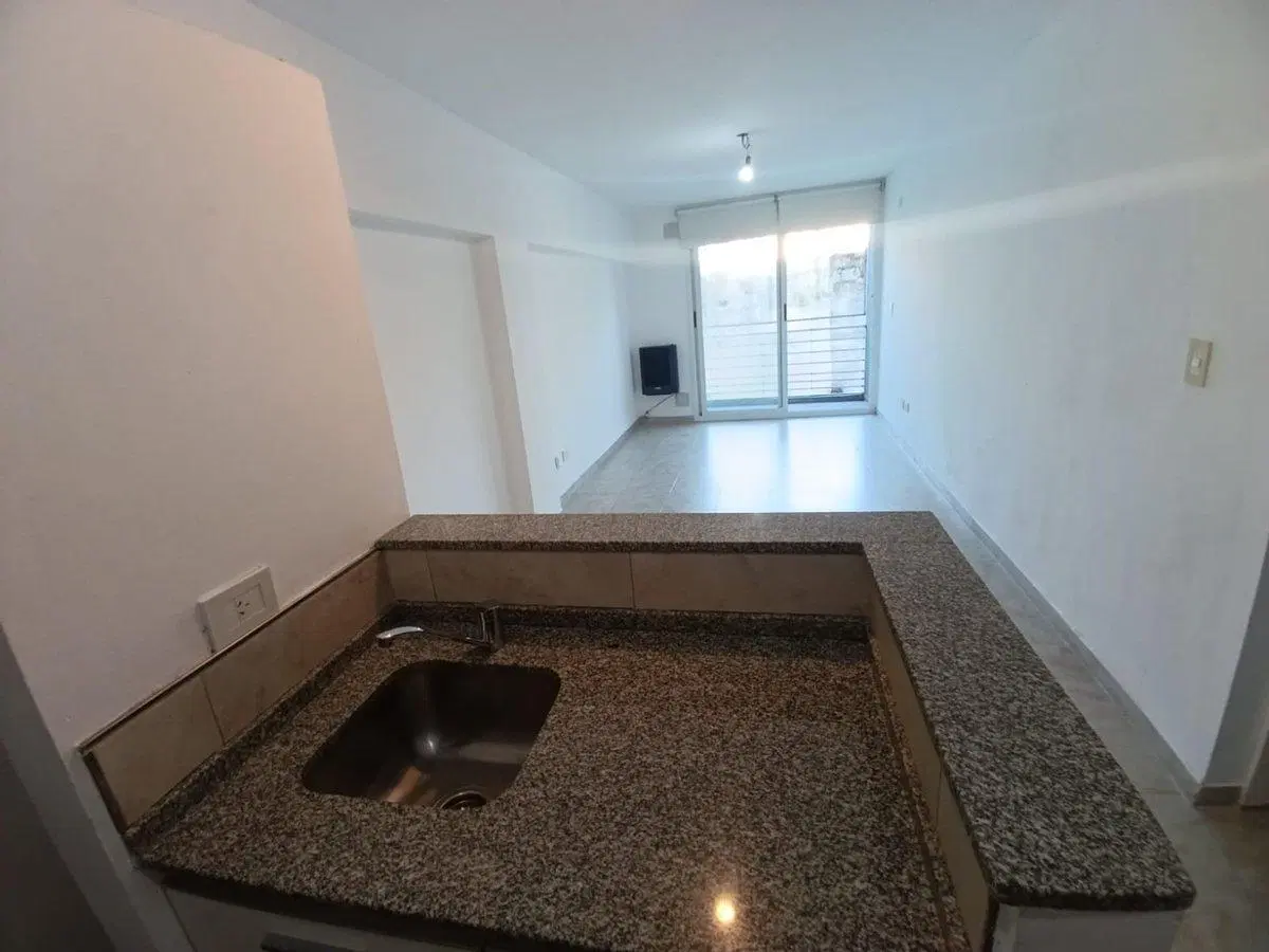 VENTA MONOAMBIENTE 1er PISO POR ESCALERA  BALCÓN 5