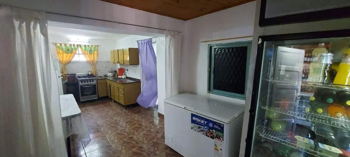 Venta casa 2 dormitorios cochera local comercial 3