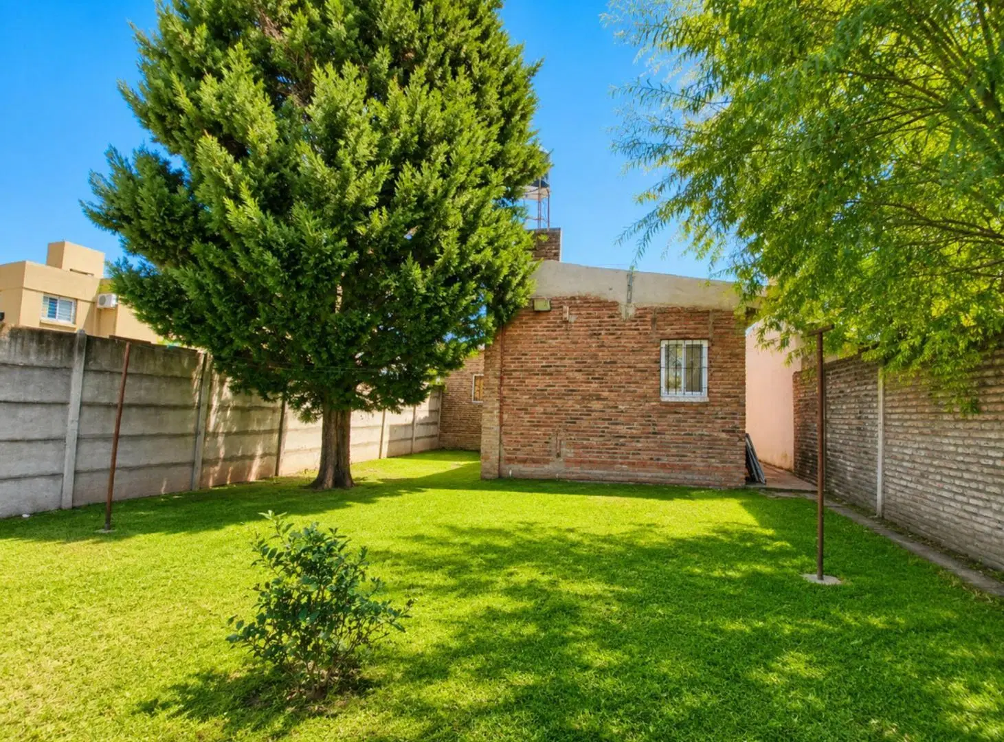 VENTA CASA CON JARDIN EN GENERAL LAGOS 2