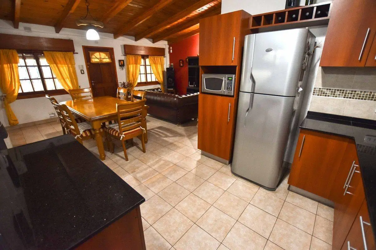 CASA EN VENTA 4 DORMITORIOS. NAVE INDUSTRIAL 5