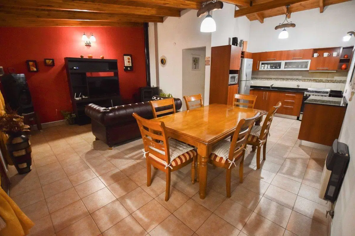 CASA EN VENTA 4 DORMITORIOS. NAVE INDUSTRIAL 3