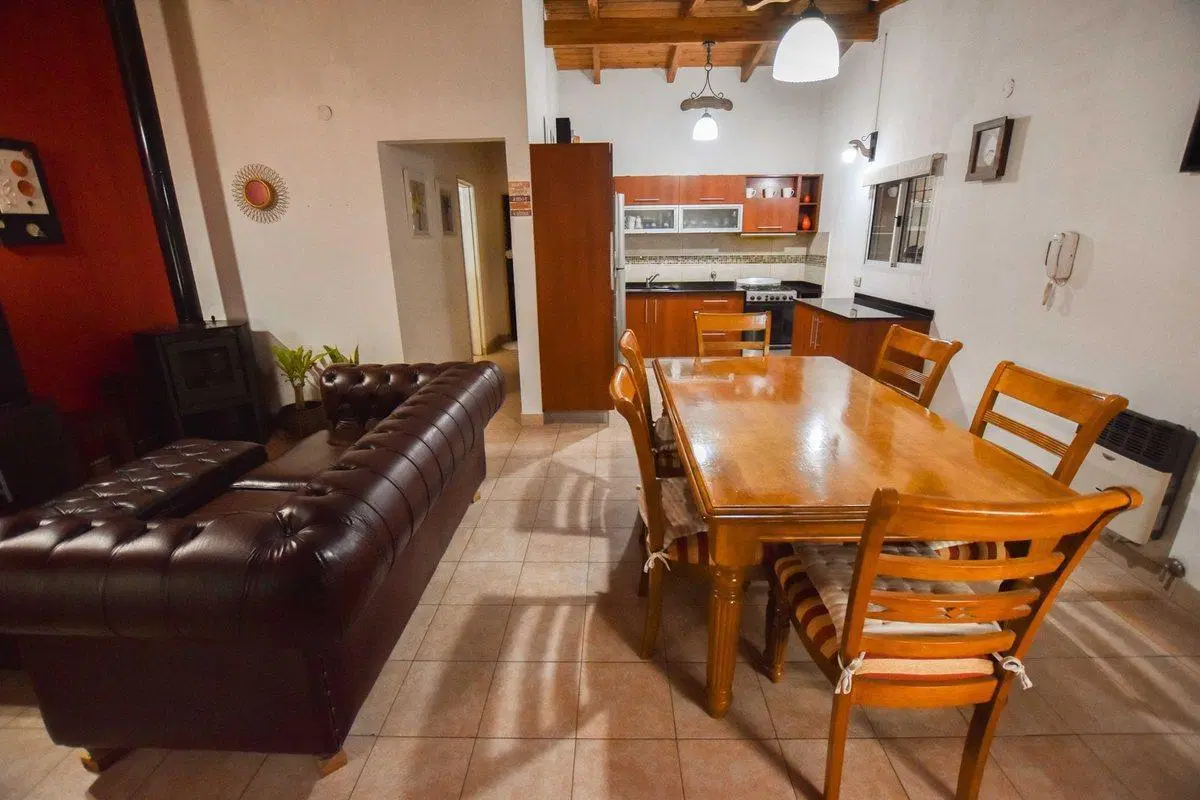 CASA EN VENTA 4 DORMITORIOS. NAVE INDUSTRIAL 2