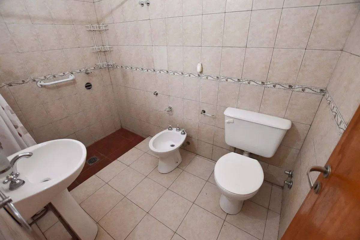 CASA EN VENTA 4 DORMITORIOS. NAVE INDUSTRIAL 4