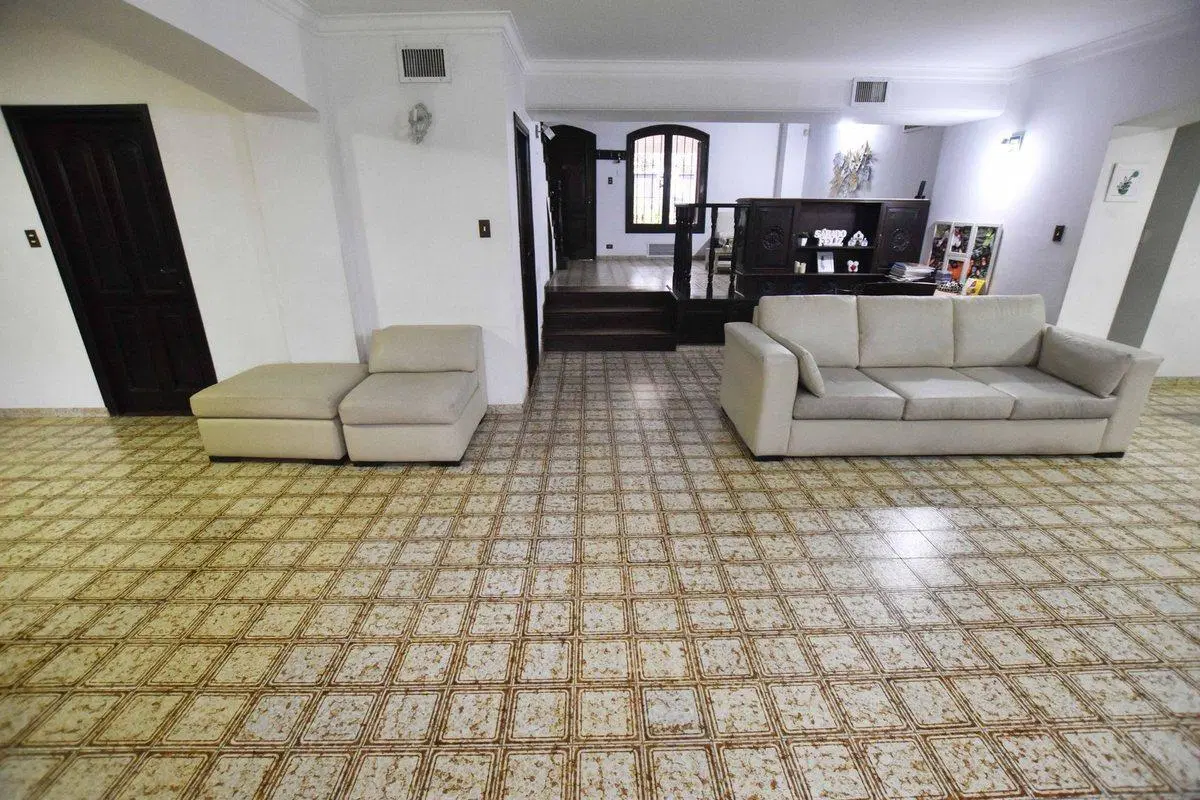 VENTA CASA TRES DORMITORIOS CON JARDIN Y COCHERA 3