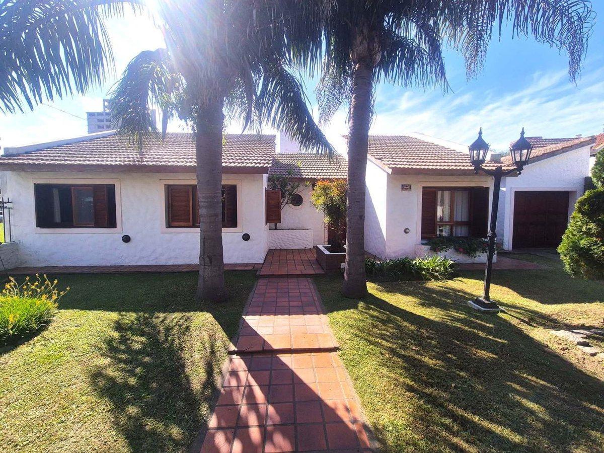 CASA 3 DORMITORIOS, QUINCHO Y PILETA- SAN LORENZO