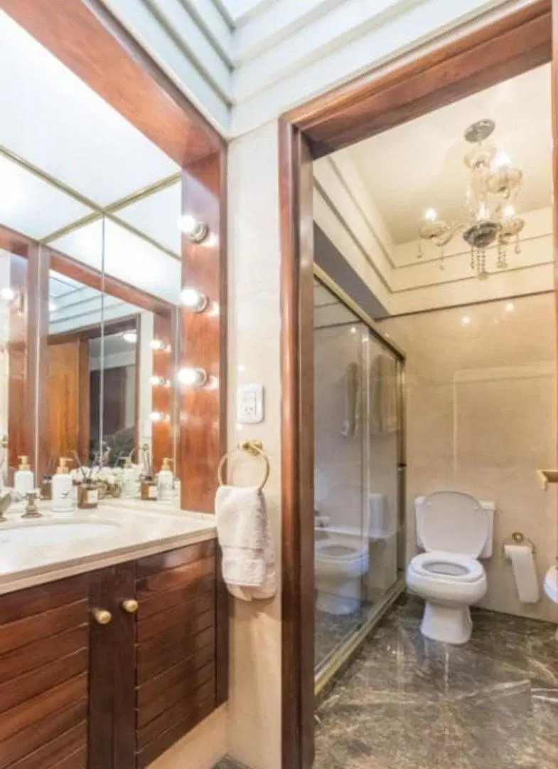 VENTA Casa cinco dormitorios parque 1200 m2 pileta 4