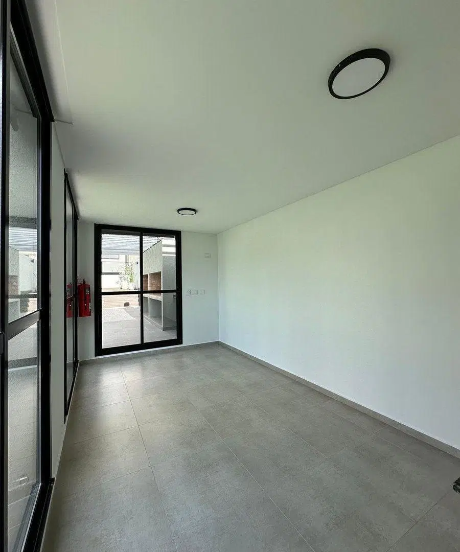 VENTA departamento 2 dormitorios+cochera, zona RIO 3