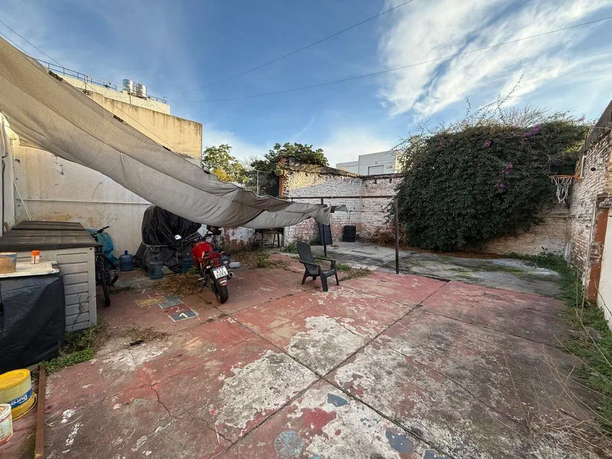 VENTA CASA/TERRENO CON PATIO Y COCHERA LUIS AGOTE 7