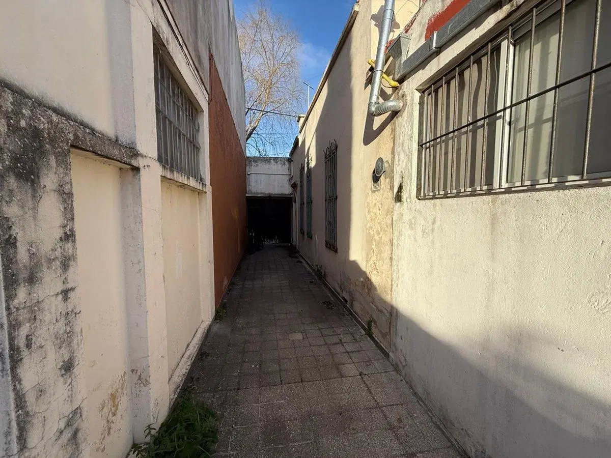 VENTA CASA/TERRENO CON PATIO Y COCHERA LUIS AGOTE 2