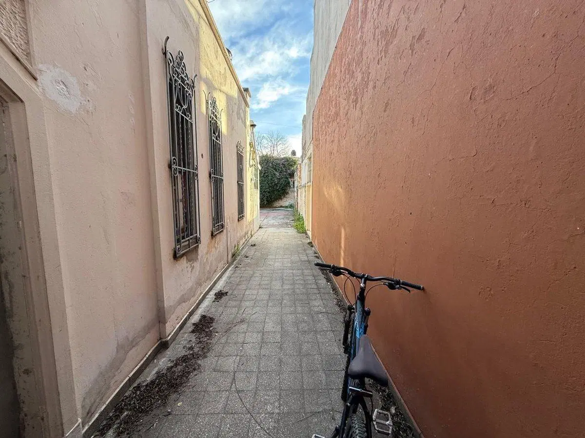 VENTA CASA/TERRENO CON PATIO Y COCHERA LUIS AGOTE 3
