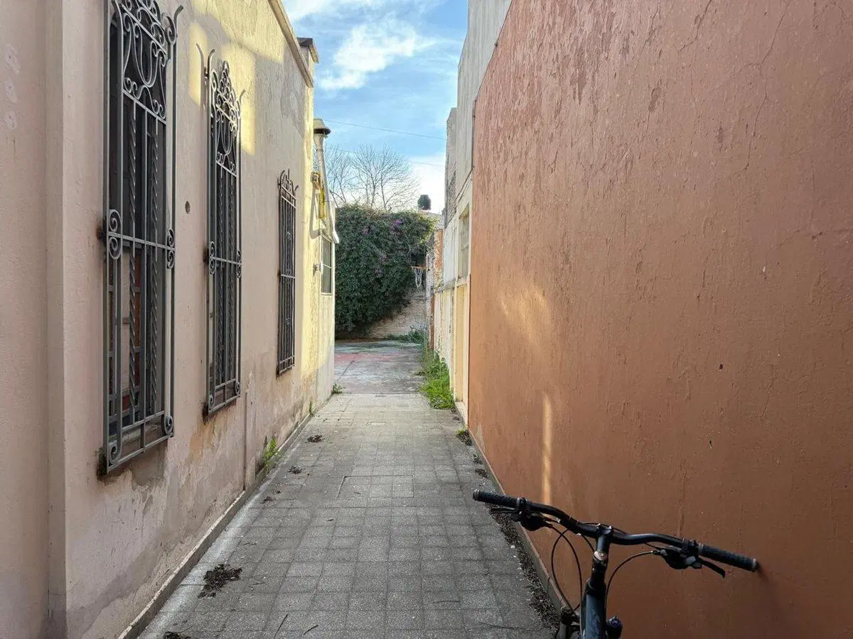 VENTA CASA/TERRENO CON PATIO Y COCHERA LUIS AGOTE 4
