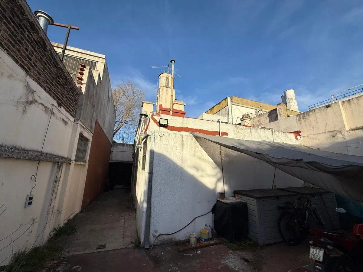 VENTA CASA/TERRENO CON PATIO Y COCHERA LUIS AGOTE 5