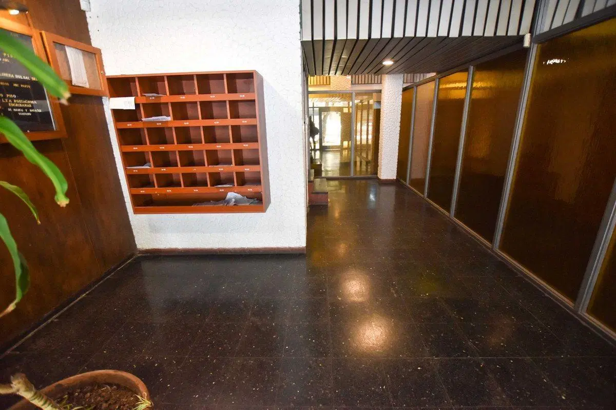 VENTA OFICINA AL FRENTE CON COCHERA CENTRO 5