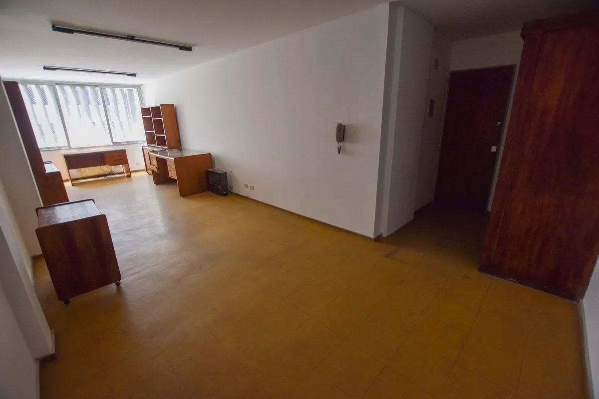 VENTA OFICINA AL FRENTE + COCHERA CENTRO RIO 8