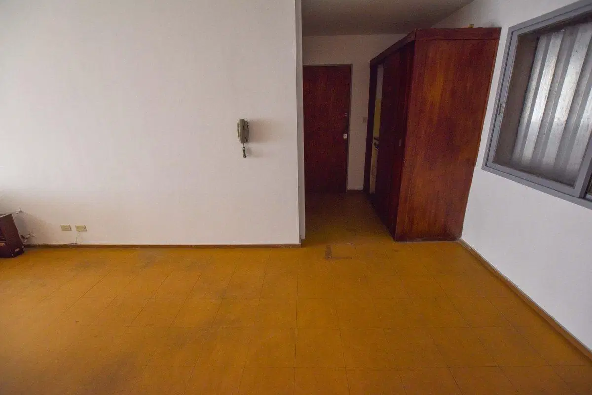 VENTA OFICINA AL FRENTE CON COCHERA CENTRO 4