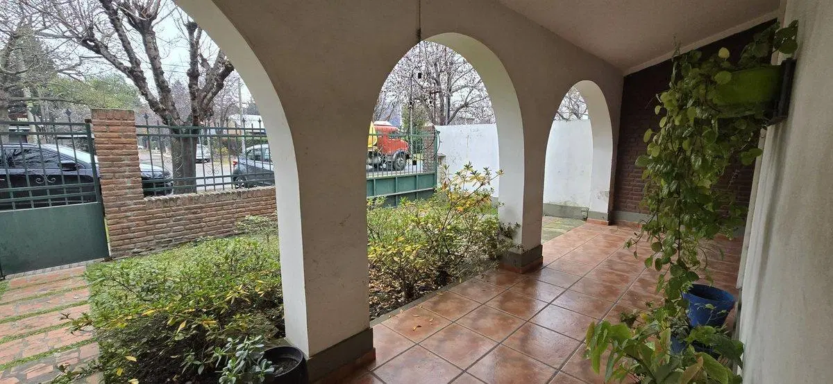 Venta casa 3 dormitorios pileta parque Fisherton 3