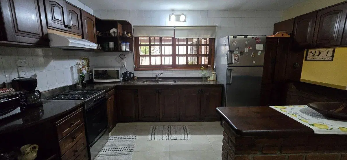 Venta casa 3 dormitorios pileta parque Fisherton 2