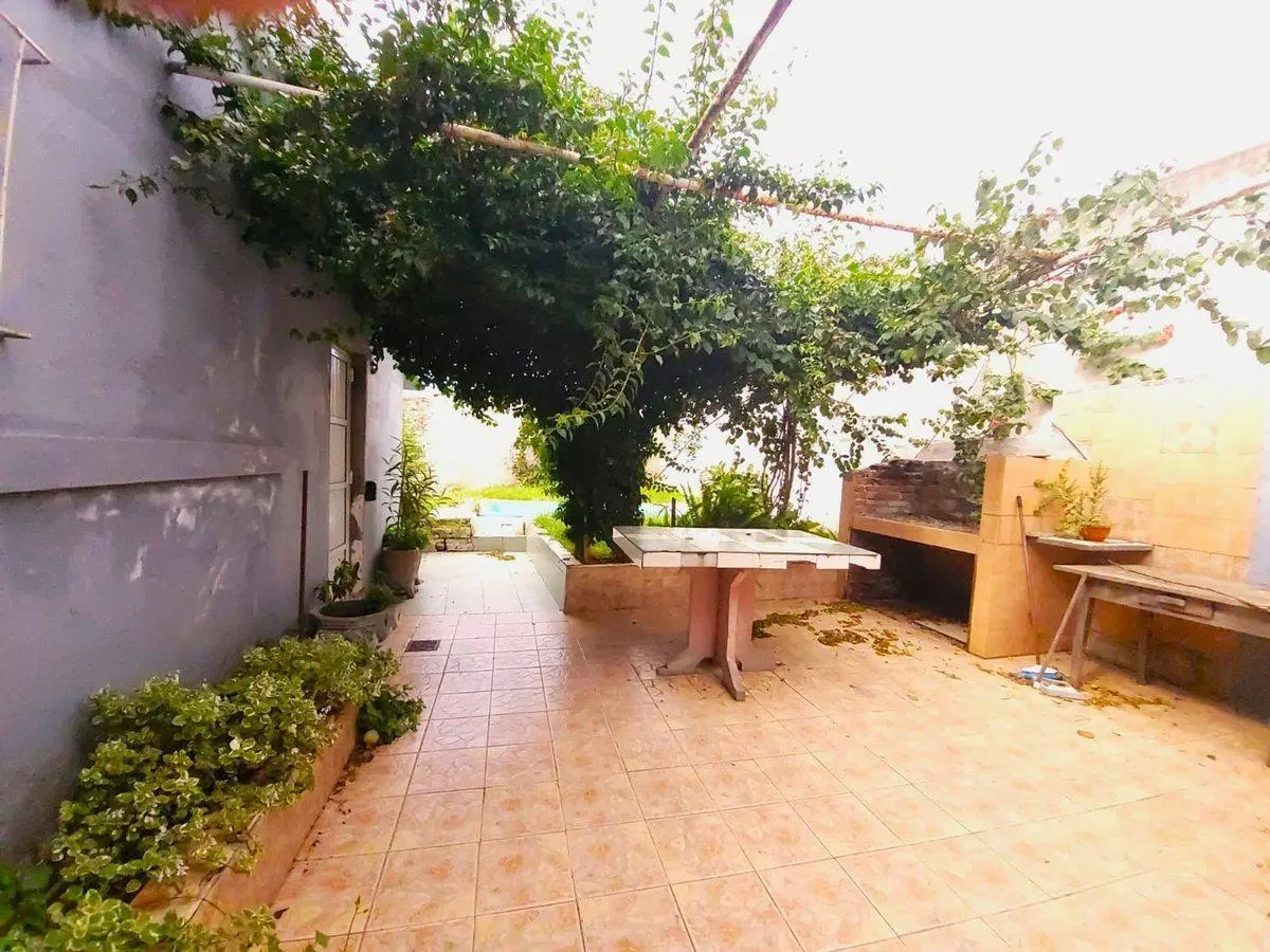 VENTA CASA  2 DORMITORIOS, COCHERA Y JARDIN. SLZO 8